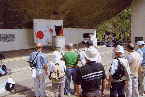 ラバウル「南太平洋戦没者の碑」での慰霊祭平成18年9月21日・第30回巡拝団