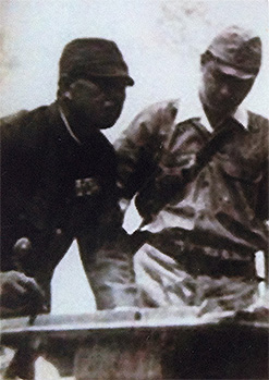 ウエワクでの降伏調印式に臨む安達中将（左）と参謀