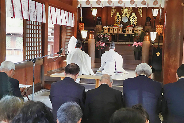 護国神社本殿での慰霊祭