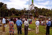 校庭で国旗を掲揚する児童生徒（ソナム）